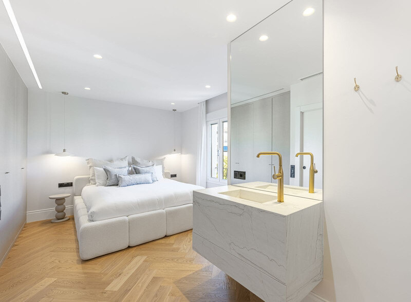 FOR SALE 🏡 Two-Bedroom Apartment with Tourist Licence in the Heart of Puerto Banús – Marbella 🇪🇸