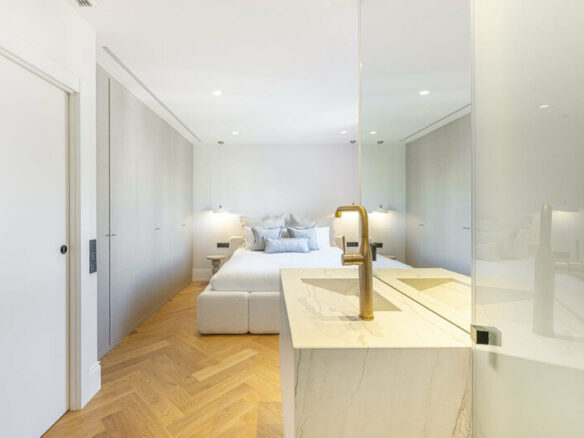 FOR SALE 🏡 Two-Bedroom Apartment with Tourist Licence in the Heart of Puerto Banús – Marbella 🇪🇸