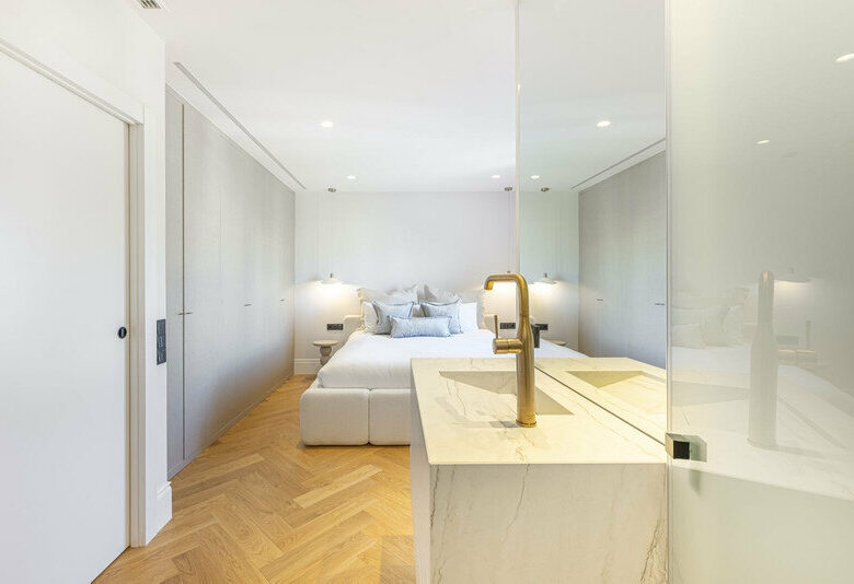 FOR SALE 🏡 Two-Bedroom Apartment with Tourist Licence in the Heart of Puerto Banús – Marbella 🇪🇸