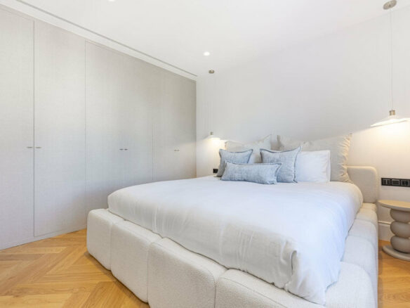 FOR SALE 🏡 Two-Bedroom Apartment with Tourist Licence in the Heart of Puerto Banús – Marbella 🇪🇸