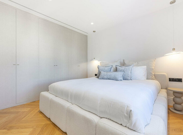 FOR SALE 🏡 Two-Bedroom Apartment with Tourist Licence in the Heart of Puerto Banús – Marbella 🇪🇸