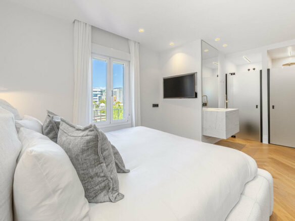 FOR SALE 🏡 Two-Bedroom Apartment with Tourist Licence in the Heart of Puerto Banús – Marbella 🇪🇸