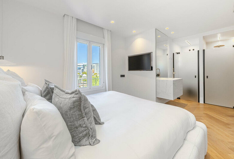 FOR SALE 🏡 Two-Bedroom Apartment with Tourist Licence in the Heart of Puerto Banús – Marbella 🇪🇸