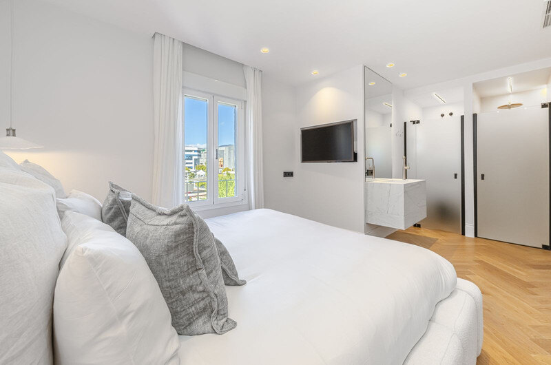 FOR SALE 🏡 Two-Bedroom Apartment with Tourist Licence in the Heart of Puerto Banús – Marbella 🇪🇸