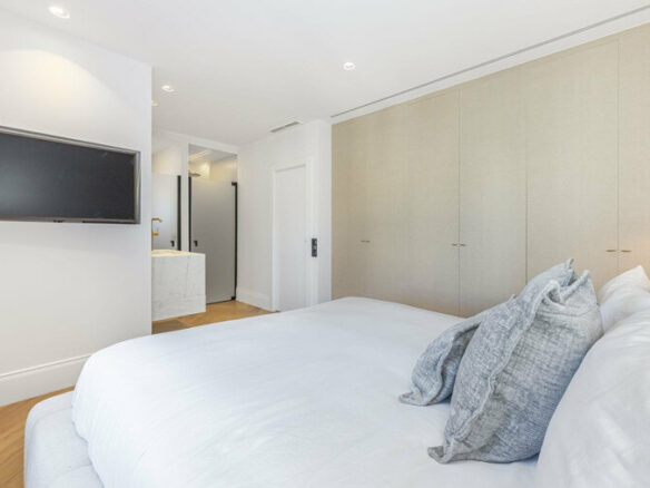 FOR SALE 🏡 Two-Bedroom Apartment with Tourist Licence in the Heart of Puerto Banús – Marbella 🇪🇸