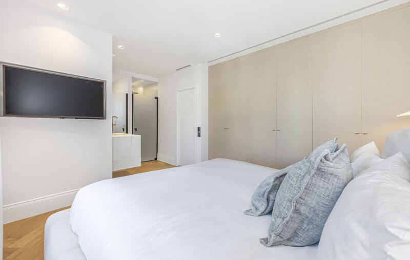 FOR SALE 🏡 Two-Bedroom Apartment with Tourist Licence in the Heart of Puerto Banús – Marbella 🇪🇸