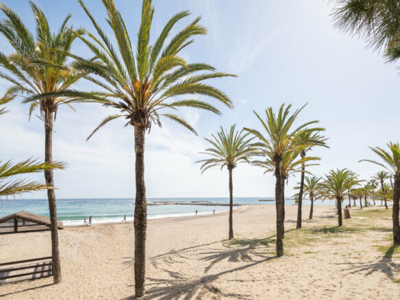 FOR SALE 🏡 Two-Bedroom Apartment with Tourist Licence in the Heart of Puerto Banús – Marbella 🇪🇸