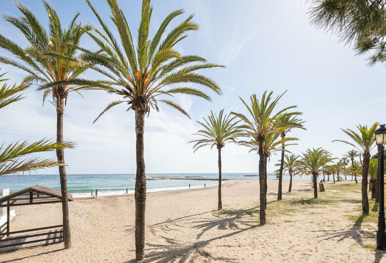 FOR SALE 🏡 Two-Bedroom Apartment with Tourist Licence in the Heart of Puerto Banús – Marbella 🇪🇸
