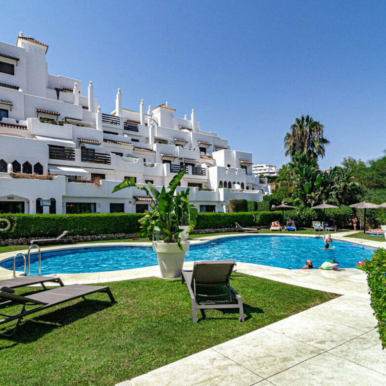 FOR SALE 🏡 Two-Bedroom Garden Apartment with Pool Views in a Gated Complex – Selwo, Estepona 🇪🇸