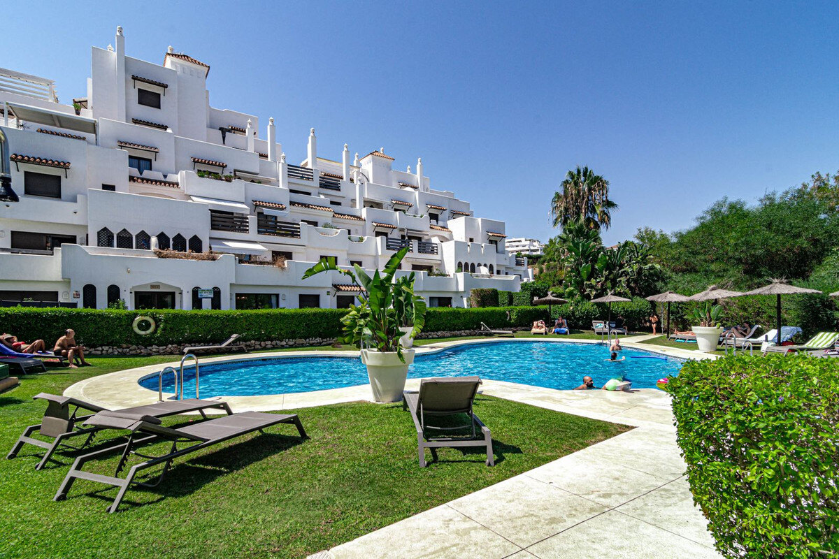 FOR SALE 🏡 Two-Bedroom Garden Apartment with Pool Views in a Gated Complex – Selwo, Estepona 🇪🇸