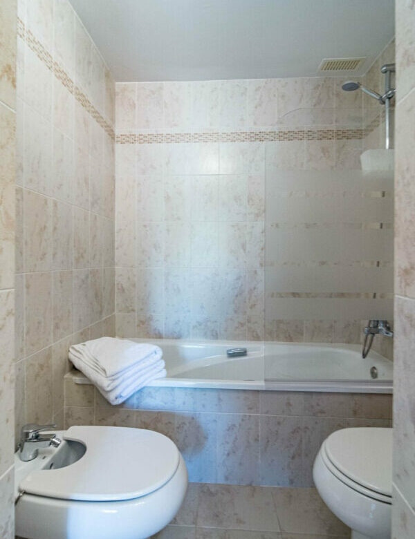 FOR SALE 🏡 Two-Bedroom Garden Apartment with Pool Views in a Gated Complex – Selwo, Estepona 🇪🇸