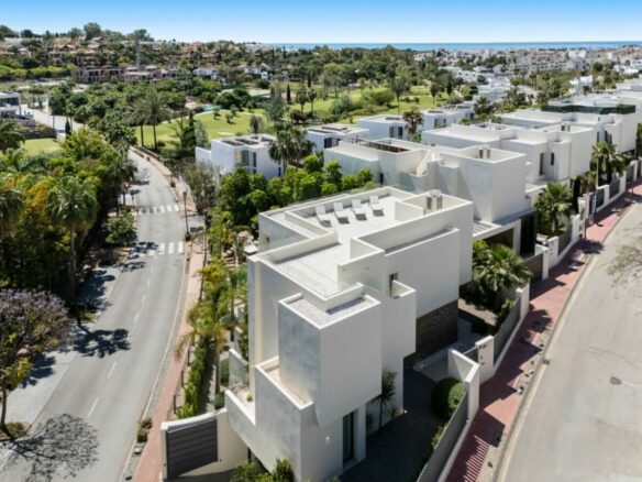 FOR SALE 🏡 Contemporary Four-Bedroom Villa with Rooftop Solarium and Private Pool – El Campanario, New Golden Mile, Estepona 🇪🇸