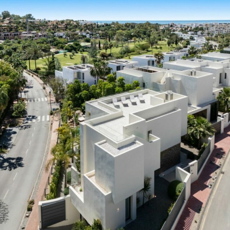 FOR SALE 🏡 Contemporary Four-Bedroom Villa with Rooftop Solarium and Private Pool – El Campanario, New Golden Mile, Estepona 🇪🇸