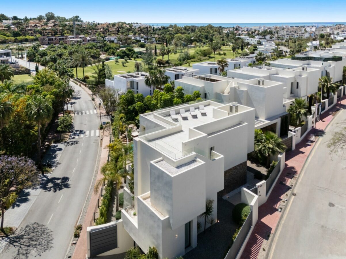 FOR SALE 🏡 Contemporary Four-Bedroom Villa with Rooftop Solarium and Private Pool – El Campanario, New Golden Mile, Estepona 🇪🇸