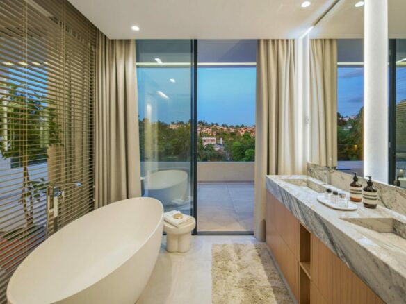 FOR SALE 🏡 Contemporary Four-Bedroom Villa with Rooftop Solarium and Private Pool – El Campanario, New Golden Mile, Estepona 🇪🇸