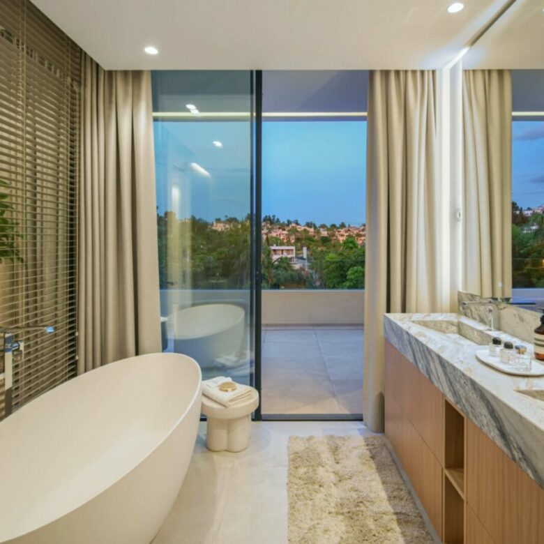 FOR SALE 🏡 Contemporary Four-Bedroom Villa with Rooftop Solarium and Private Pool – El Campanario, New Golden Mile, Estepona 🇪🇸