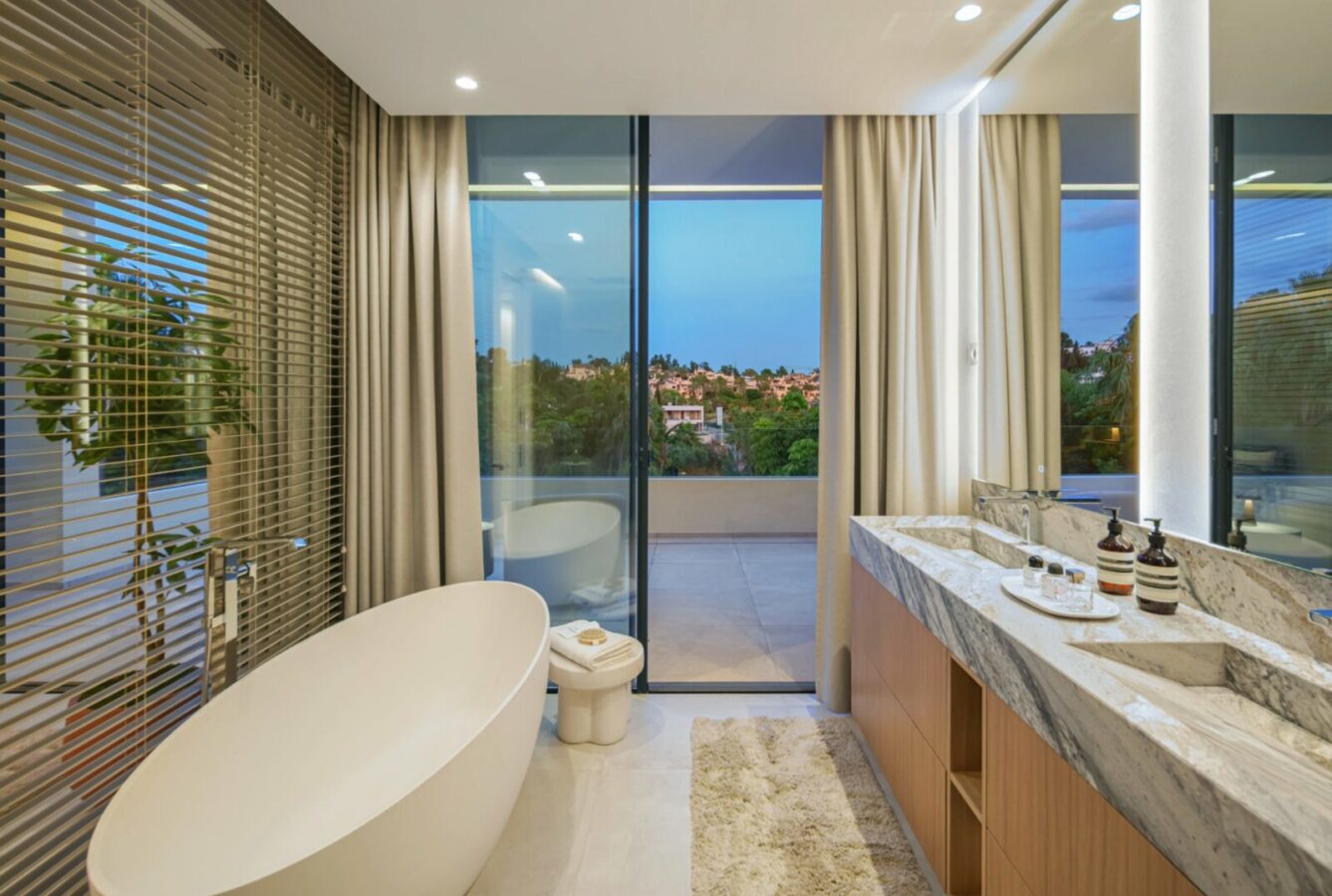 FOR SALE 🏡 Contemporary Four-Bedroom Villa with Rooftop Solarium and Private Pool – El Campanario, New Golden Mile, Estepona 🇪🇸