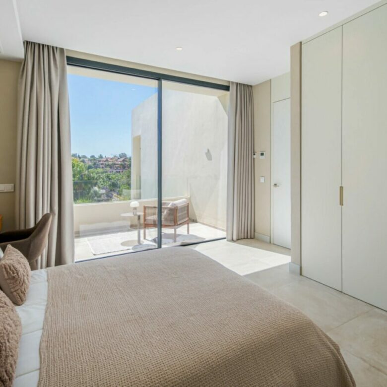 FOR SALE 🏡 Contemporary Four-Bedroom Villa with Rooftop Solarium and Private Pool – El Campanario, New Golden Mile, Estepona 🇪🇸