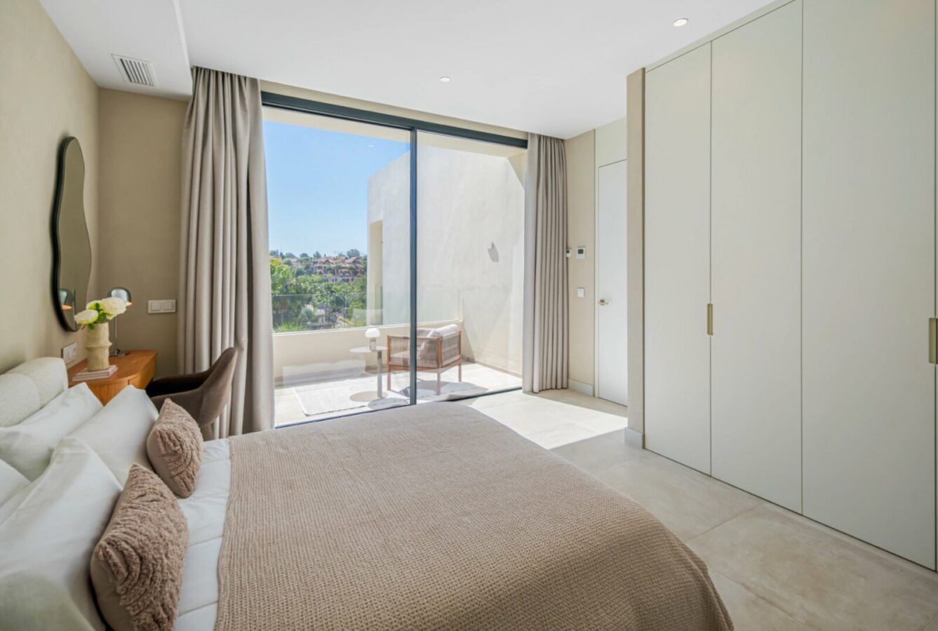 FOR SALE 🏡 Contemporary Four-Bedroom Villa with Rooftop Solarium and Private Pool – El Campanario, New Golden Mile, Estepona 🇪🇸