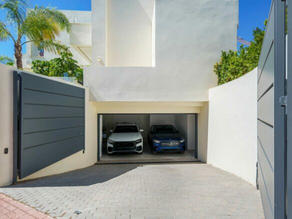 FOR SALE 🏡 Contemporary Four-Bedroom Villa with Rooftop Solarium and Private Pool – El Campanario, New Golden Mile, Estepona 🇪🇸