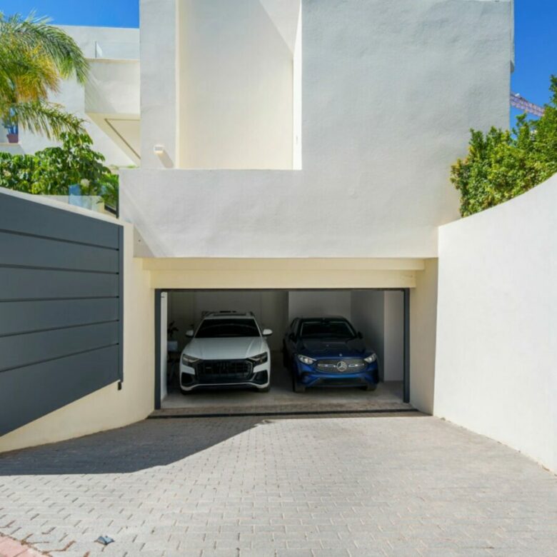 FOR SALE 🏡 Contemporary Four-Bedroom Villa with Rooftop Solarium and Private Pool – El Campanario, New Golden Mile, Estepona 🇪🇸