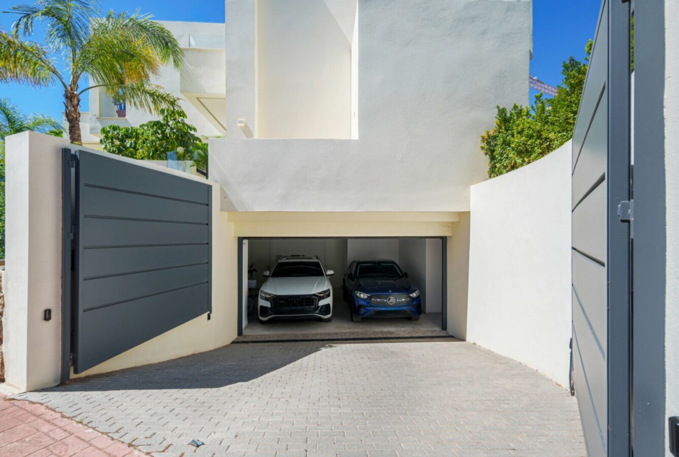 FOR SALE 🏡 Contemporary Four-Bedroom Villa with Rooftop Solarium and Private Pool – El Campanario, New Golden Mile, Estepona 🇪🇸