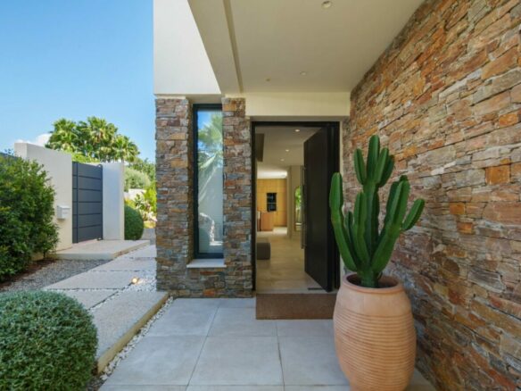 FOR SALE 🏡 Contemporary Four-Bedroom Villa with Rooftop Solarium and Private Pool – El Campanario, New Golden Mile, Estepona 🇪🇸