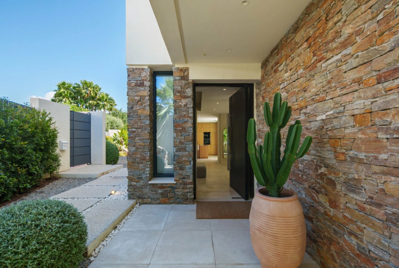 FOR SALE 🏡 Contemporary Four-Bedroom Villa with Rooftop Solarium and Private Pool – El Campanario, New Golden Mile, Estepona 🇪🇸