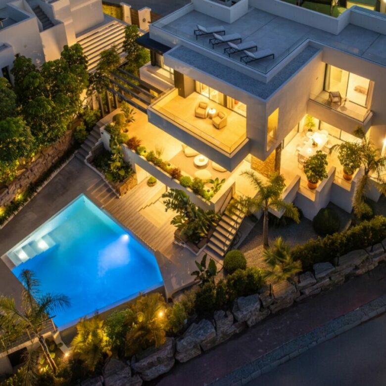 FOR SALE 🏡 Contemporary Four-Bedroom Villa with Rooftop Solarium and Private Pool – El Campanario, New Golden Mile, Estepona 🇪🇸