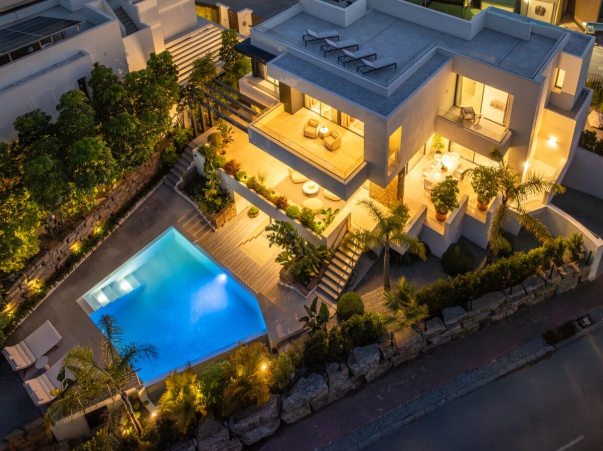 FOR SALE 🏡 Contemporary Four-Bedroom Villa with Rooftop Solarium and Private Pool – El Campanario, New Golden Mile, Estepona 🇪🇸