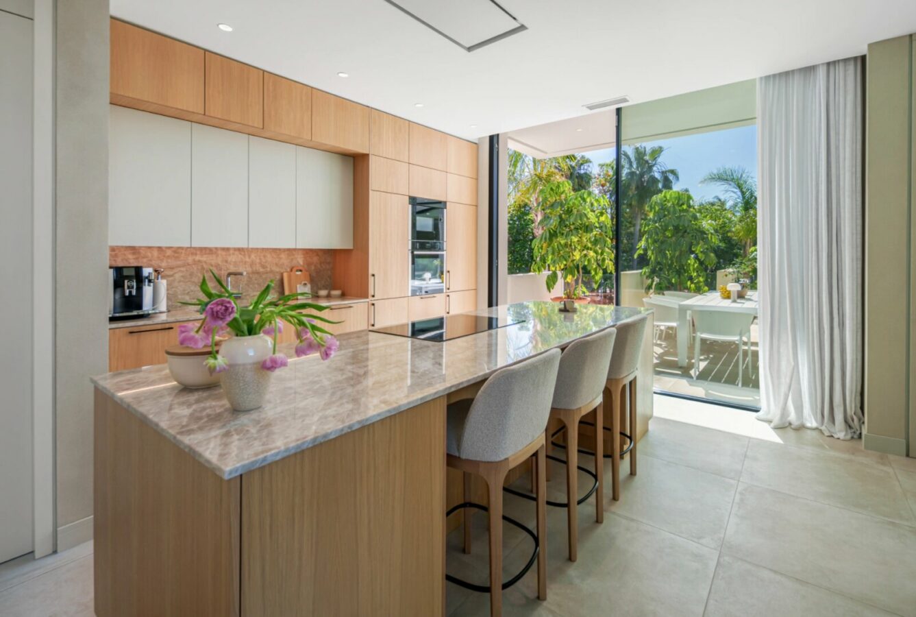 FOR SALE 🏡 Contemporary Four-Bedroom Villa with Rooftop Solarium and Private Pool – El Campanario, New Golden Mile, Estepona 🇪🇸