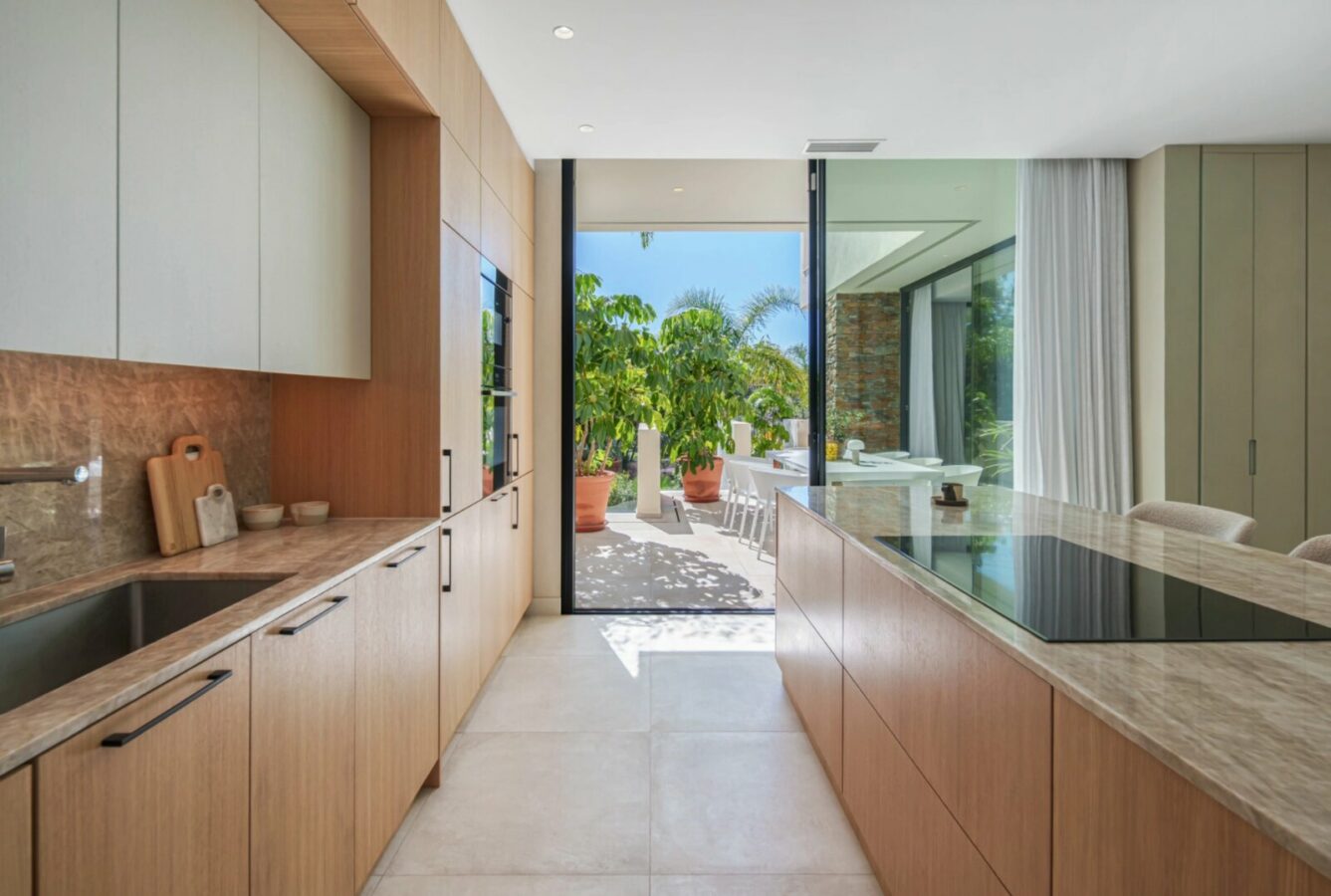 FOR SALE 🏡 Contemporary Four-Bedroom Villa with Rooftop Solarium and Private Pool – El Campanario, New Golden Mile, Estepona 🇪🇸