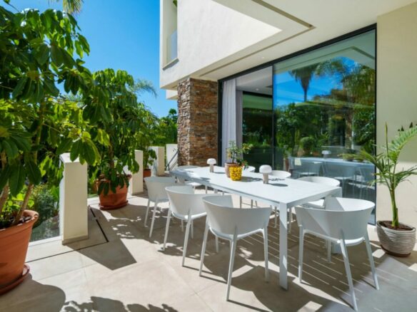 FOR SALE 🏡 Contemporary Four-Bedroom Villa with Rooftop Solarium and Private Pool – El Campanario, New Golden Mile, Estepona 🇪🇸