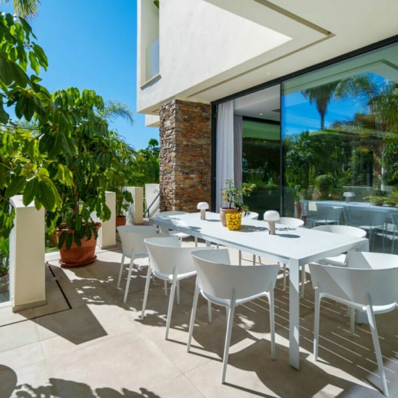 FOR SALE 🏡 Contemporary Four-Bedroom Villa with Rooftop Solarium and Private Pool – El Campanario, New Golden Mile, Estepona 🇪🇸