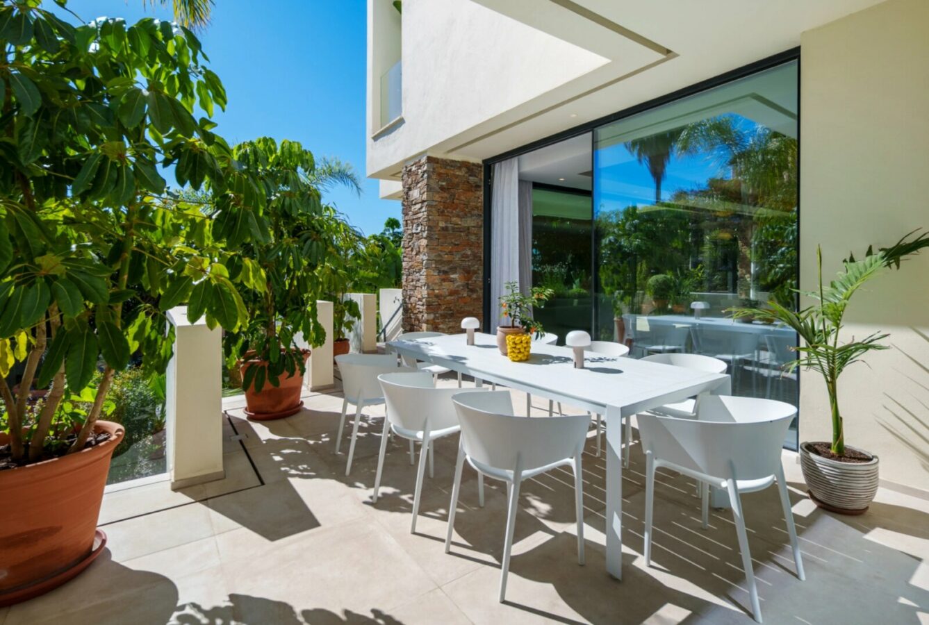 FOR SALE 🏡 Contemporary Four-Bedroom Villa with Rooftop Solarium and Private Pool – El Campanario, New Golden Mile, Estepona 🇪🇸