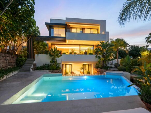 FOR SALE 🏡 Contemporary Four-Bedroom Villa with Rooftop Solarium and Private Pool – El Campanario, New Golden Mile, Estepona 🇪🇸