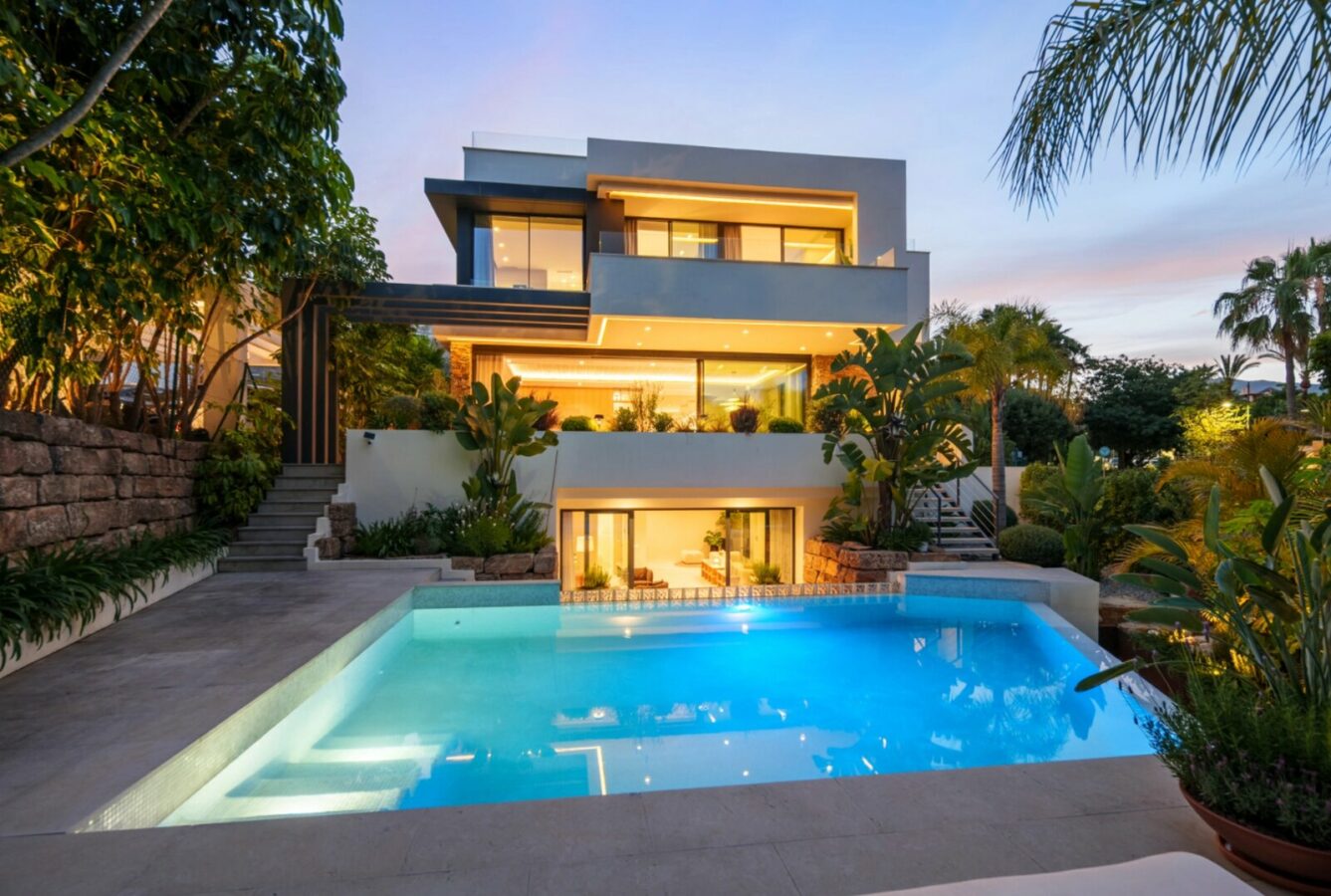 FOR SALE 🏡 Contemporary Four-Bedroom Villa with Rooftop Solarium and Private Pool – El Campanario, New Golden Mile, Estepona 🇪🇸