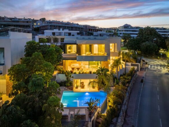FOR SALE 🏡 Contemporary Four-Bedroom Villa with Rooftop Solarium and Private Pool – El Campanario, New Golden Mile, Estepona 🇪🇸