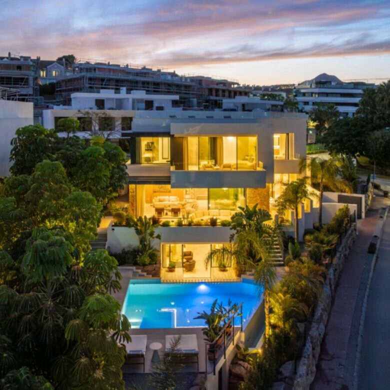 FOR SALE 🏡 Contemporary Four-Bedroom Villa with Rooftop Solarium and Private Pool – El Campanario, New Golden Mile, Estepona 🇪🇸