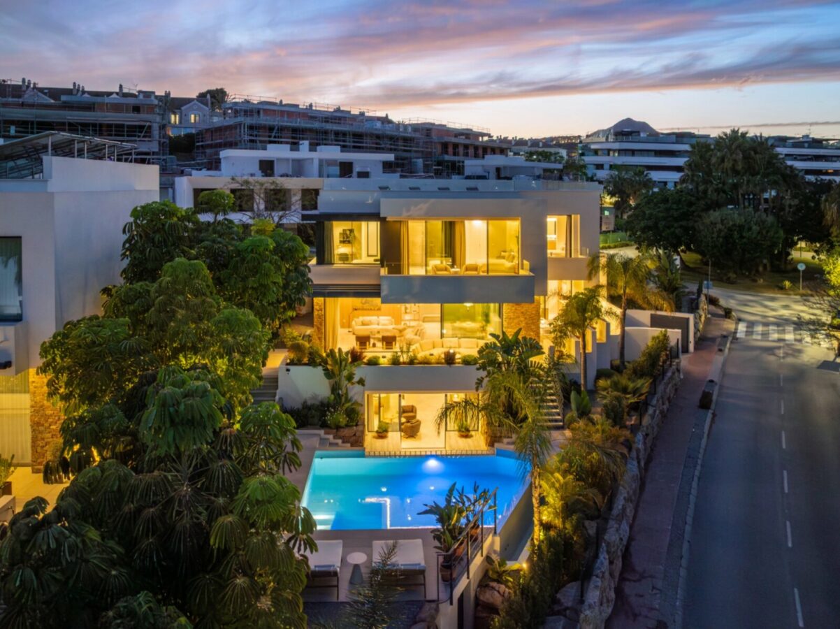 FOR SALE 🏡 Contemporary Four-Bedroom Villa with Rooftop Solarium and Private Pool – El Campanario, New Golden Mile, Estepona 🇪🇸