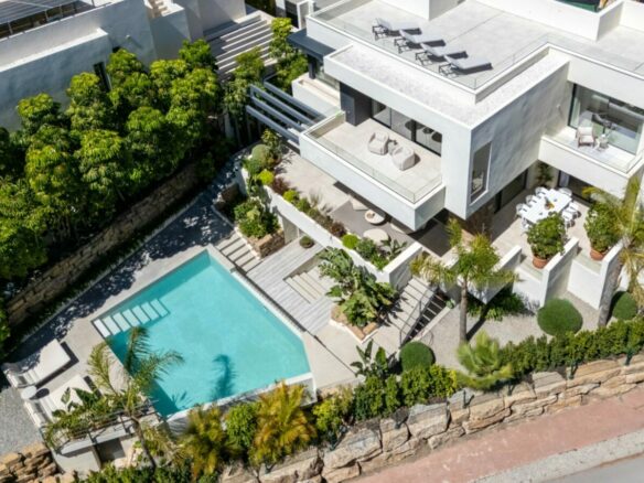 FOR SALE 🏡 Contemporary Four-Bedroom Villa with Rooftop Solarium and Private Pool – El Campanario, New Golden Mile, Estepona 🇪🇸