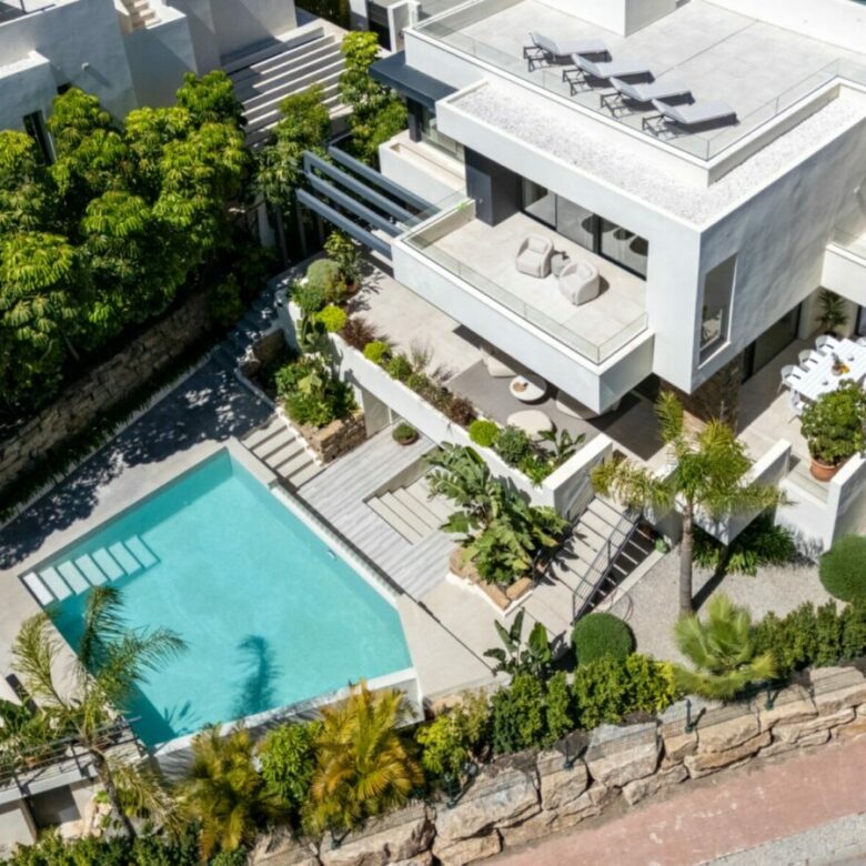 FOR SALE 🏡 Contemporary Four-Bedroom Villa with Rooftop Solarium and Private Pool – El Campanario, New Golden Mile, Estepona 🇪🇸