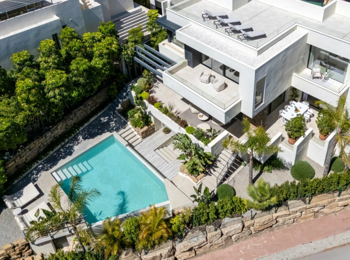 FOR SALE 🏡 Contemporary Four-Bedroom Villa with Rooftop Solarium and Private Pool – El Campanario, New Golden Mile, Estepona 🇪🇸