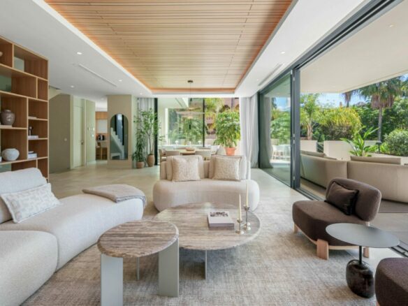 FOR SALE 🏡 Contemporary Four-Bedroom Villa with Rooftop Solarium and Private Pool – El Campanario, New Golden Mile, Estepona 🇪🇸
