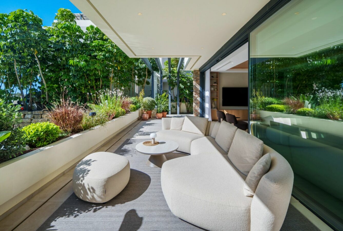 FOR SALE 🏡 Contemporary Four-Bedroom Villa with Rooftop Solarium and Private Pool – El Campanario, New Golden Mile, Estepona 🇪🇸