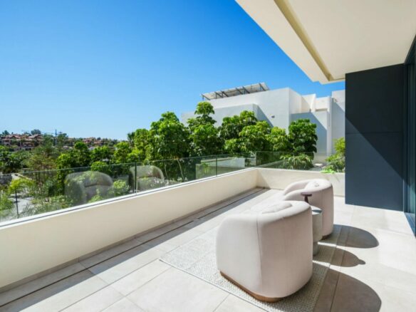 FOR SALE 🏡 Contemporary Four-Bedroom Villa with Rooftop Solarium and Private Pool – El Campanario, New Golden Mile, Estepona 🇪🇸