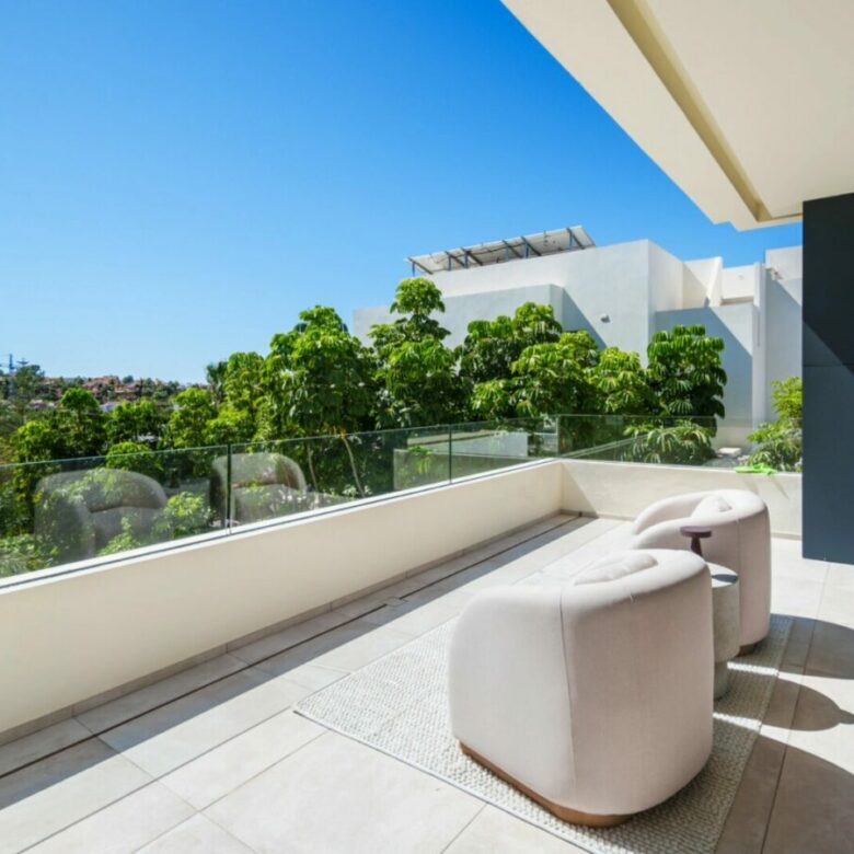 FOR SALE 🏡 Contemporary Four-Bedroom Villa with Rooftop Solarium and Private Pool – El Campanario, New Golden Mile, Estepona 🇪🇸