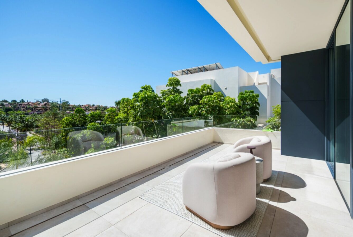 FOR SALE 🏡 Contemporary Four-Bedroom Villa with Rooftop Solarium and Private Pool – El Campanario, New Golden Mile, Estepona 🇪🇸