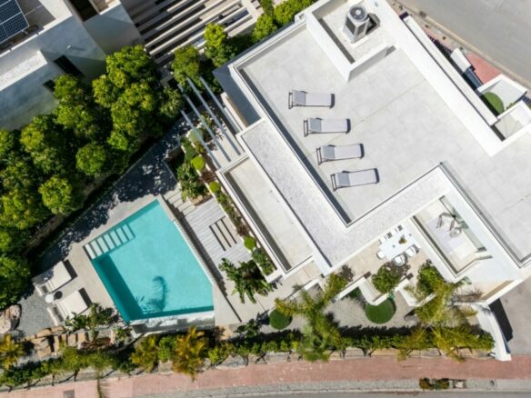 FOR SALE 🏡 Contemporary Four-Bedroom Villa with Rooftop Solarium and Private Pool – El Campanario, New Golden Mile, Estepona 🇪🇸