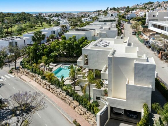 FOR SALE 🏡 Contemporary Four-Bedroom Villa with Rooftop Solarium and Private Pool – El Campanario, New Golden Mile, Estepona 🇪🇸